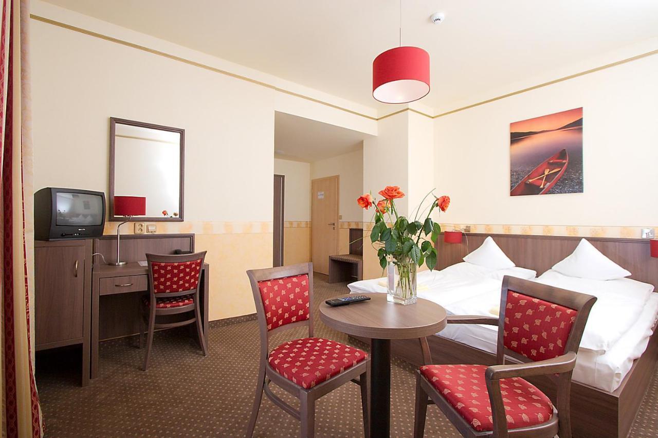 Hotel Ostruvek - Prague — Photos 1